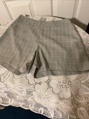 Madison  Gray & White Plaid High-Waist Women’s Shorts Size 4